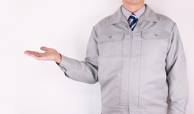 案内をする男性