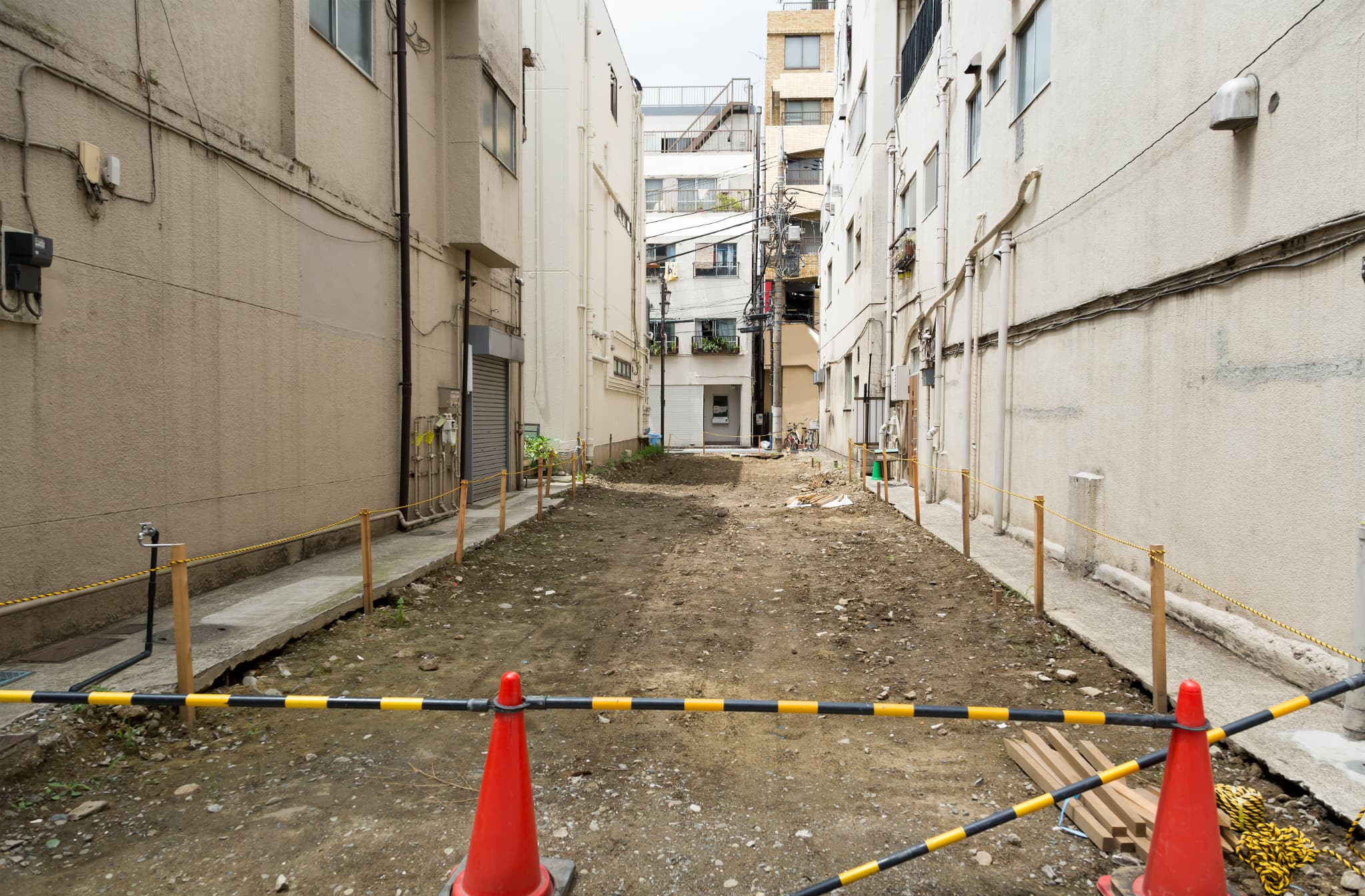 狭小地・旗竿地の解体工事｜困難な条件でも対応できる業者の選び方